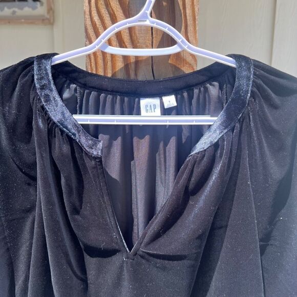 Gap Black Velvet Puff Sleeve V Neck Top- never worn and in perfect condition! - Picture 6 of 9